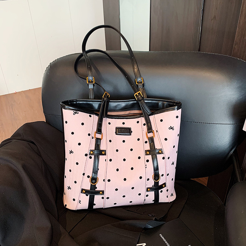 PU anyagú vödörtáska, cipzár zárás, poliészter bélés, belső cipzáros zseb, városi minimalista stílus, őszi 2025