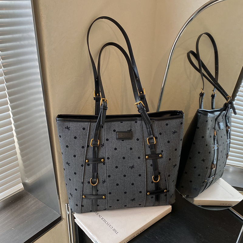 PU anyagú vödörtáska, cipzár zárás, poliészter bélés, belső cipzáros zseb, városi minimalista stílus, őszi 2025