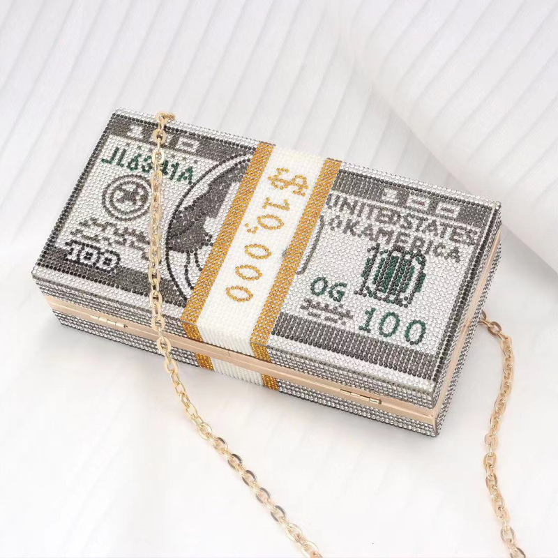 Medagi gyémántokkal díszített kis négyzet alakú estélyi táska; anyaga: poliészter; bélés: nylon; zárómechanizmus: zár; ID-kártya rekesz