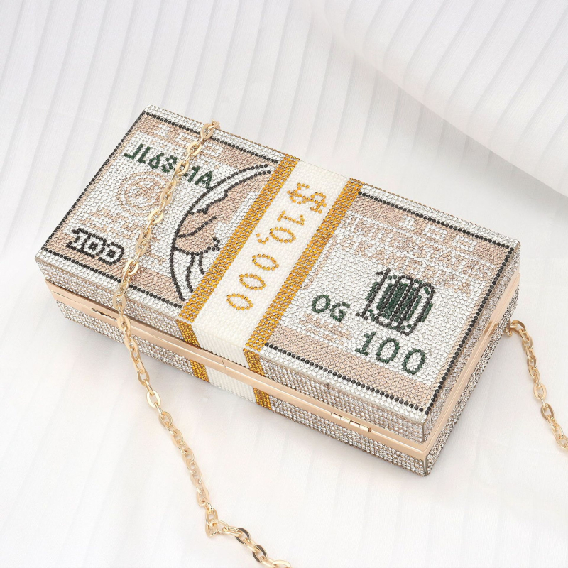 Medagi gyémántokkal díszített kis négyzet alakú estélyi táska; anyaga: poliészter; bélés: nylon; zárómechanizmus: zár; ID-kártya rekesz