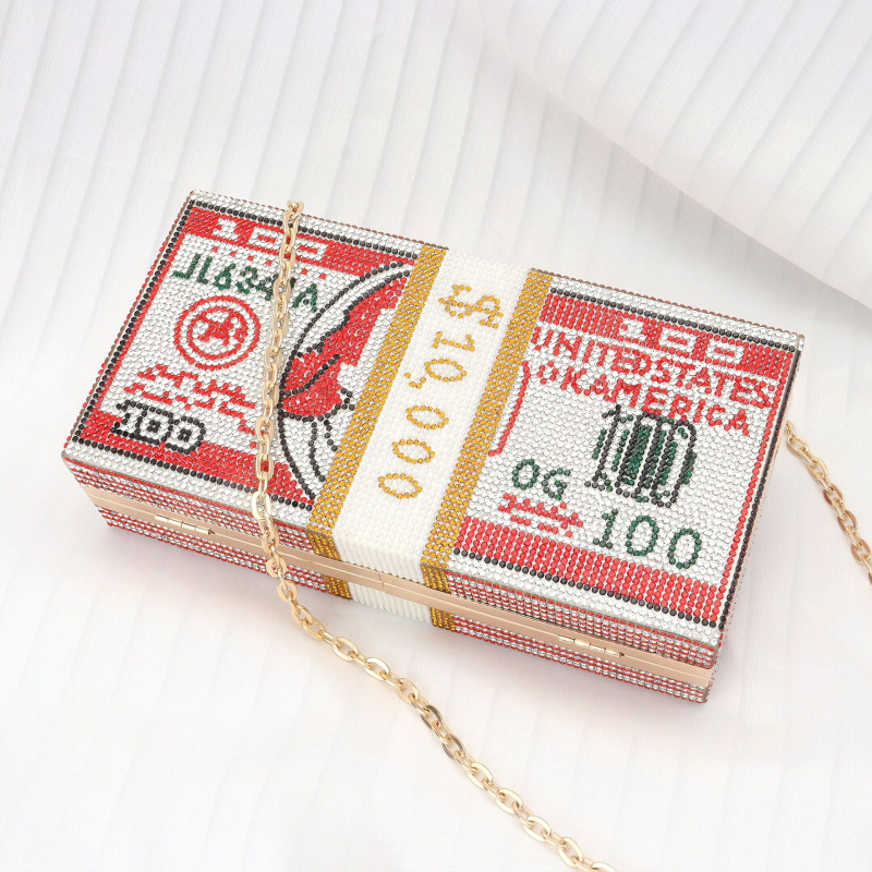 Medagi gyémántokkal díszített kis négyzet alakú estélyi táska; anyaga: poliészter; bélés: nylon; zárómechanizmus: zár; ID-kártya rekesz