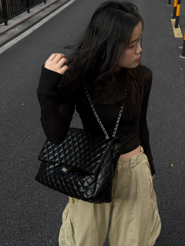 Nagy kapacitású kézitáska gyémánt mintás lánccal, PU anyag, horizontális négyszög alakú