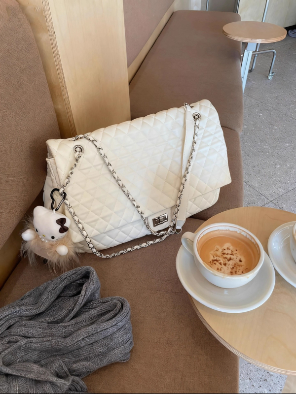 Nagy kapacitású kézitáska gyémánt mintás lánccal, PU anyag, horizontális négyszög alakú