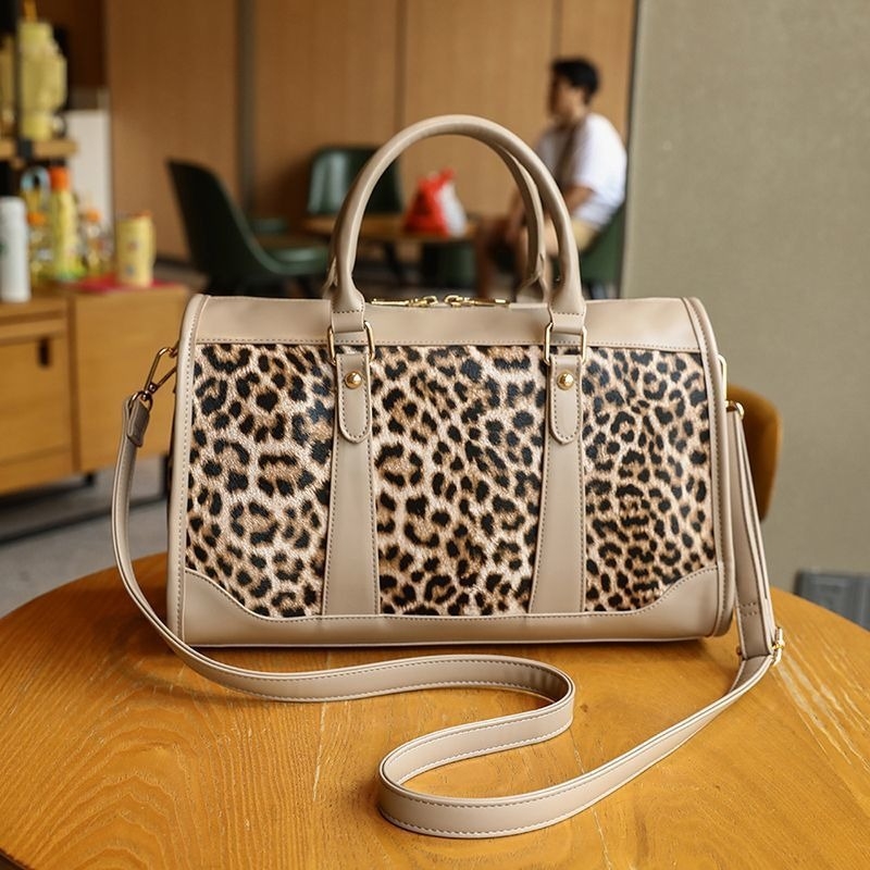 Ženska torba na rame s leopard uzorkom od PU — cilindričnog oblika, zatvaranje na zip, poliester podstava, unutarnji džepovi: džep sa zipom, džep za telefon