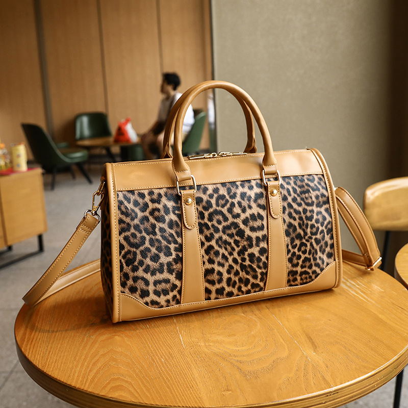 Ženska torba na rame s leopard uzorkom od PU — cilindričnog oblika, zatvaranje na zip, poliester podstava, unutarnji džepovi: džep sa zipom, džep za telefon