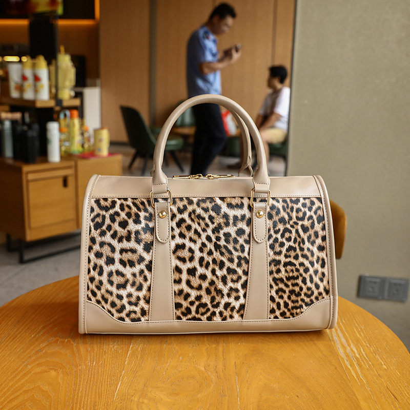 Ženska torba na rame s leopard uzorkom od PU — cilindričnog oblika, zatvaranje na zip, poliester podstava, unutarnji džepovi: džep sa zipom, džep za telefon