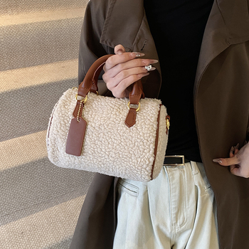 Ženska Boston torba s plišastim jastučastim dizajnom, pliš materijal, oblik jastuka, zatvaranje zipom, unutarnja džep sa zipom