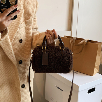 Ženska Boston torba s plišastim jastučastim dizajnom, pliš materijal, oblik jastuka, zatvaranje zipom, unutarnja džep sa zipom