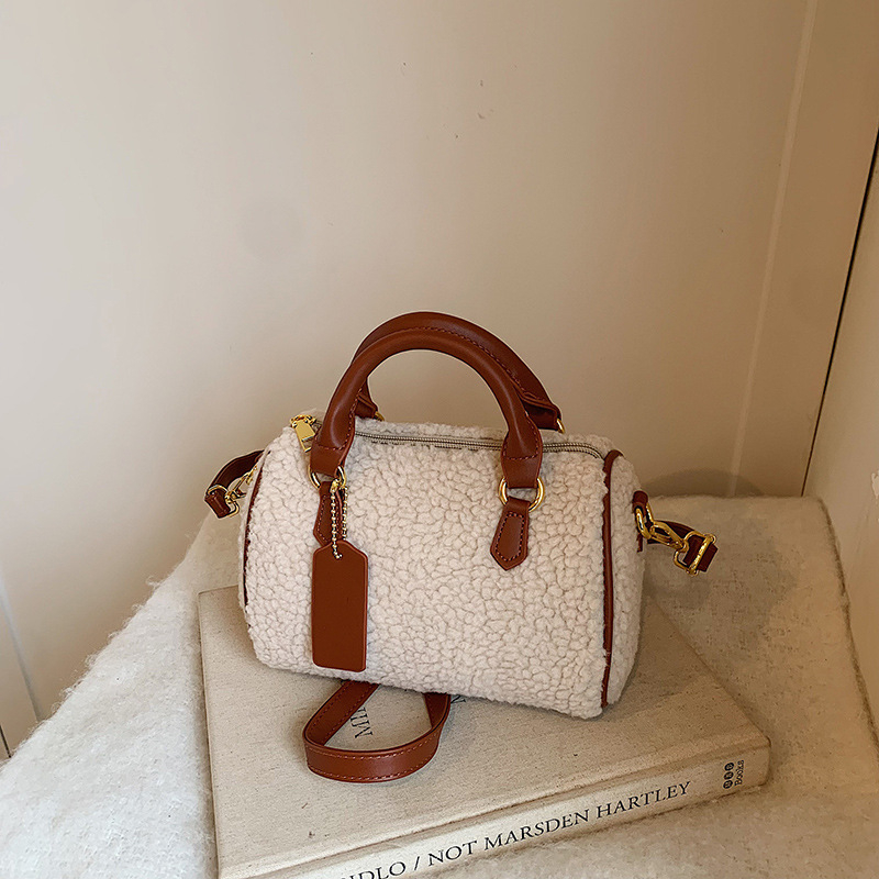 Ženska Boston torba s plišastim jastučastim dizajnom, pliš materijal, oblik jastuka, zatvaranje zipom, unutarnja džep sa zipom