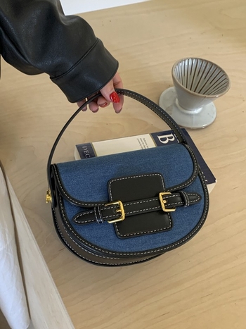 Ženska denimska sedlasta torbica, magnetska kopča, poliester podstava, unutarnja pretinica za telefon