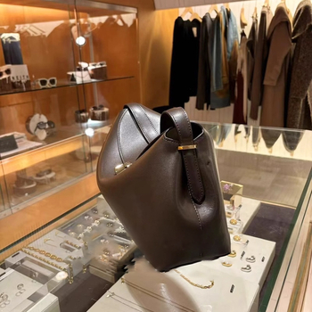 Kožna crossbody torba s poklopcem, ovalni oblik, gradski minimalistički stil, unutarnja torbica za mobitel, podstava od superfiber velura, zaključavanje, dva kaiša