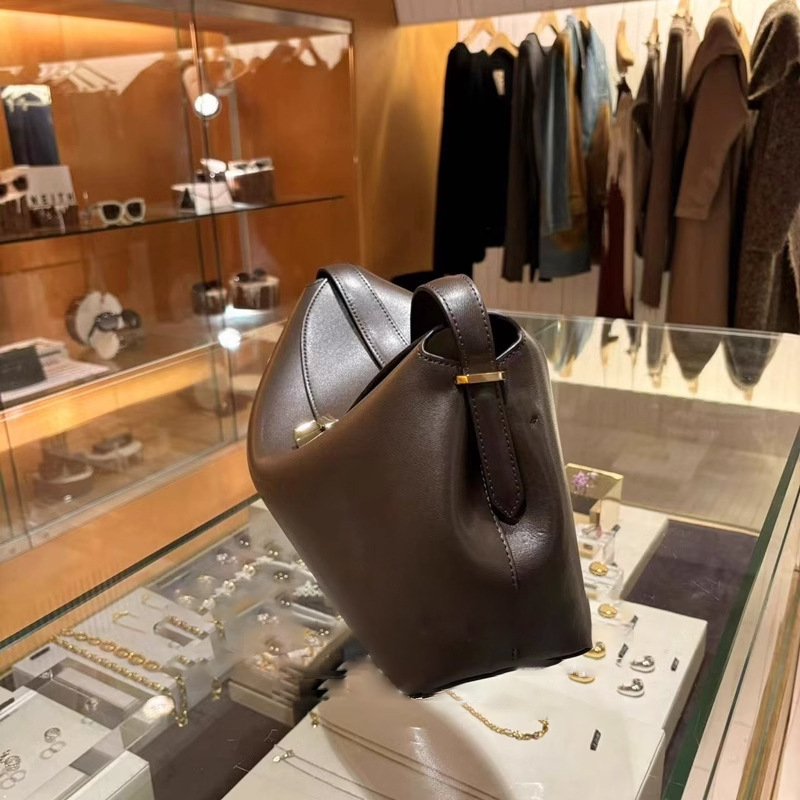 Kožna crossbody torba s poklopcem, ovalni oblik, gradski minimalistički stil, unutarnja torbica za mobitel, podstava od superfiber velura, zaključavanje, dva kaiša
