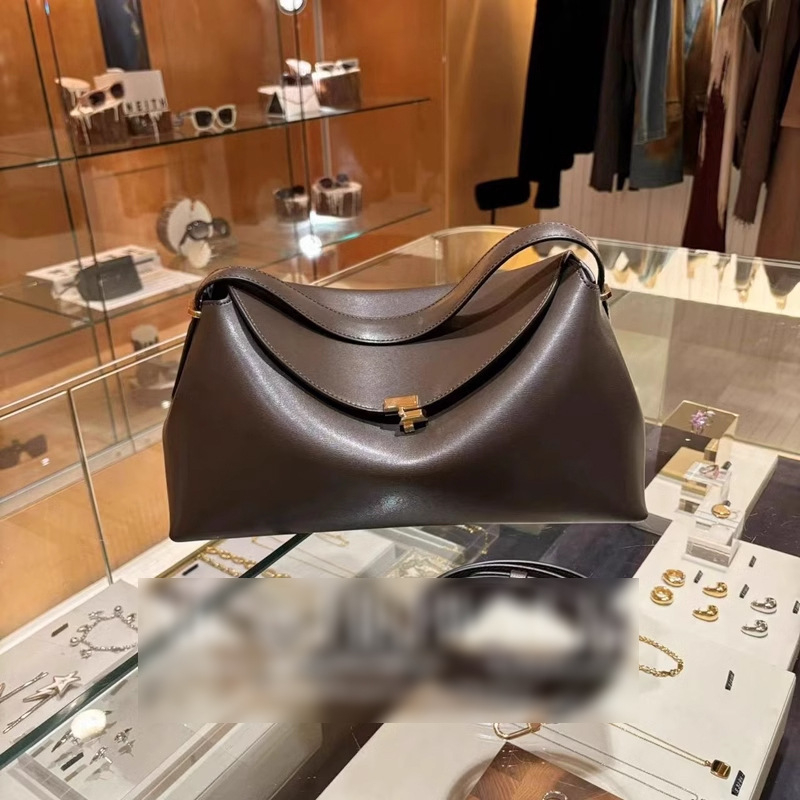 Kožna crossbody torba s poklopcem, ovalni oblik, gradski minimalistički stil, unutarnja torbica za mobitel, podstava od superfiber velura, zaključavanje, dva kaiša