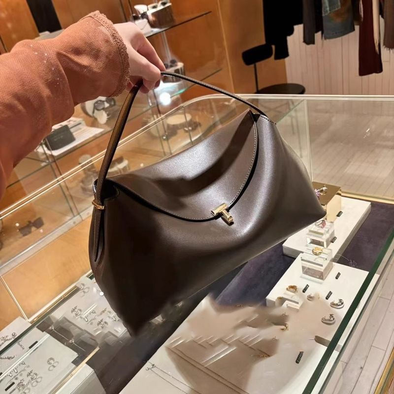Kožna crossbody torba s poklopcem, ovalni oblik, gradski minimalistički stil, unutarnja torbica za mobitel, podstava od superfiber velura, zaključavanje, dva kaiša
