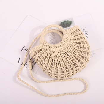 Női szalma kerek strandtáska húzózárral, barackszín velúr bélés, belső zsebek telefonra és személyi igazolványra