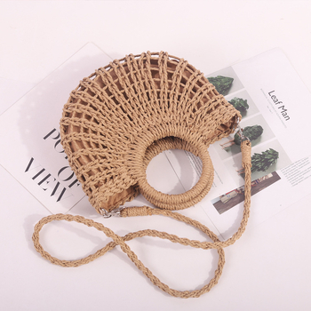 Női szalma kerek strandtáska húzózárral, barackszín velúr bélés, belső zsebek telefonra és személyi igazolványra