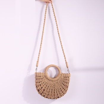 Női szalma kerek strandtáska húzózárral, barackszín velúr bélés, belső zsebek telefonra és személyi igazolványra