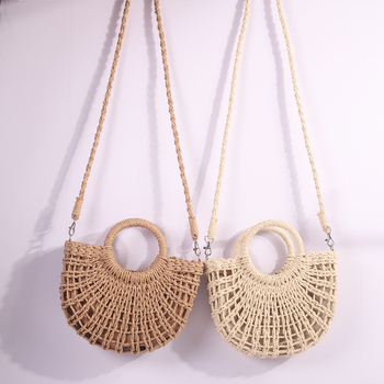 Női szalma kerek strandtáska húzózárral, barackszín velúr bélés, belső zsebek telefonra és személyi igazolványra