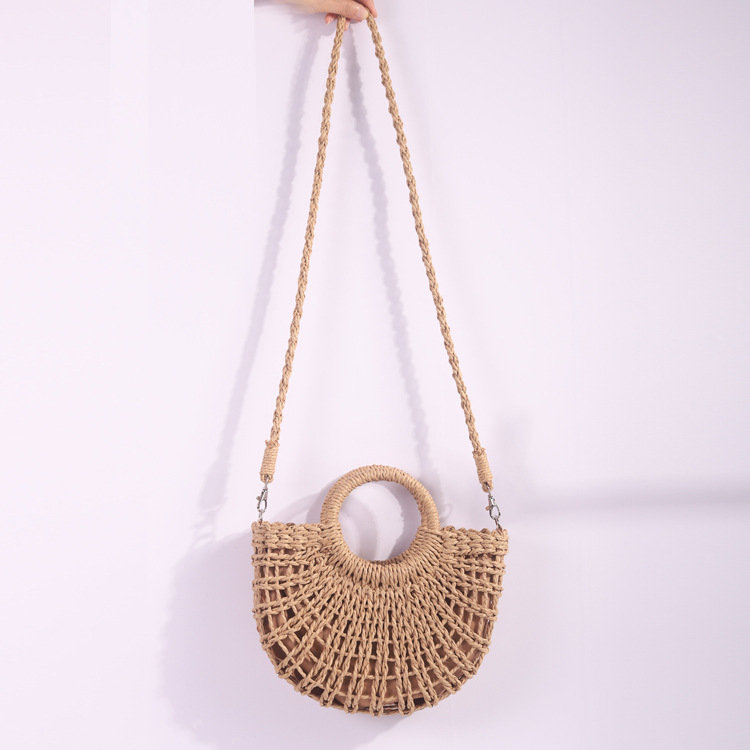 Női szalma kerek strandtáska húzózárral, barackszín velúr bélés, belső zsebek telefonra és személyi igazolványra