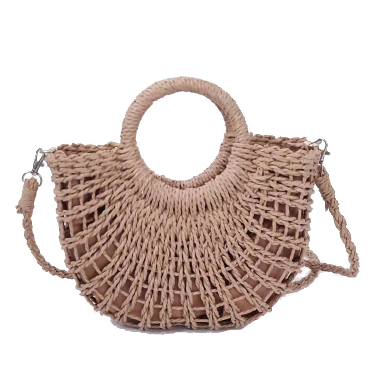 Női szalma kerek strandtáska húzózárral, barackszín velúr bélés, belső zsebek telefonra és személyi igazolványra