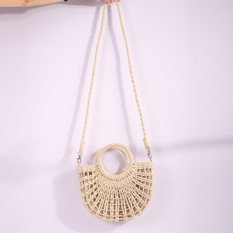 Női szalma kerek strandtáska húzózárral, barackszín velúr bélés, belső zsebek telefonra és személyi igazolványra