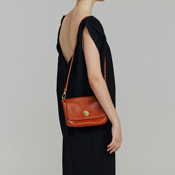 Hónalj-táska növényi eljárással kezelt bőrből, kis négyzetes forma, valódi bőr, fedéllel záródó, belső réteg