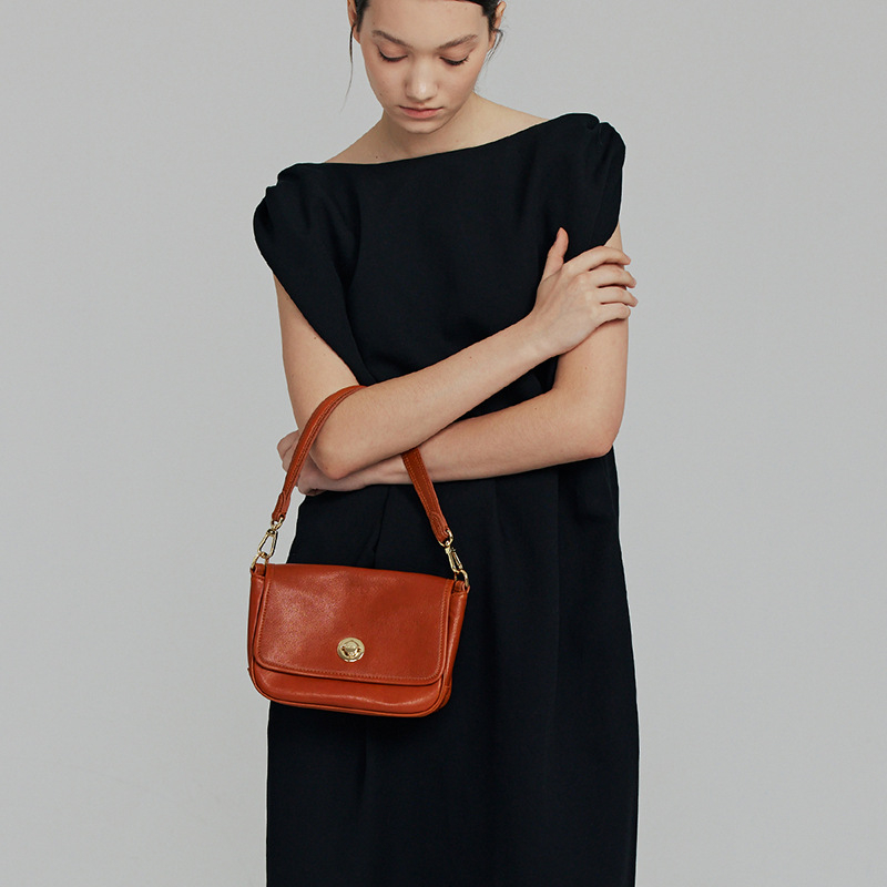 Hónalj-táska növényi eljárással kezelt bőrből, kis négyzetes forma, valódi bőr, fedéllel záródó, belső réteg