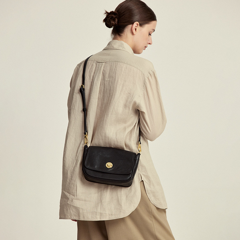 Hónalj-táska növényi eljárással kezelt bőrből, kis négyzetes forma, valódi bőr, fedéllel záródó, belső réteg