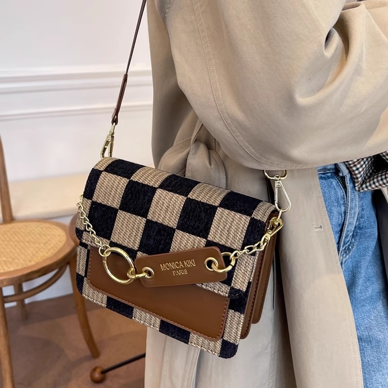 Női crossbody táska — Városi minimalistuss stílus, PU anyag, vízszintes négyzet alakú forma, fedeles zárás, belső cipzáras zseb, poliészter bélés