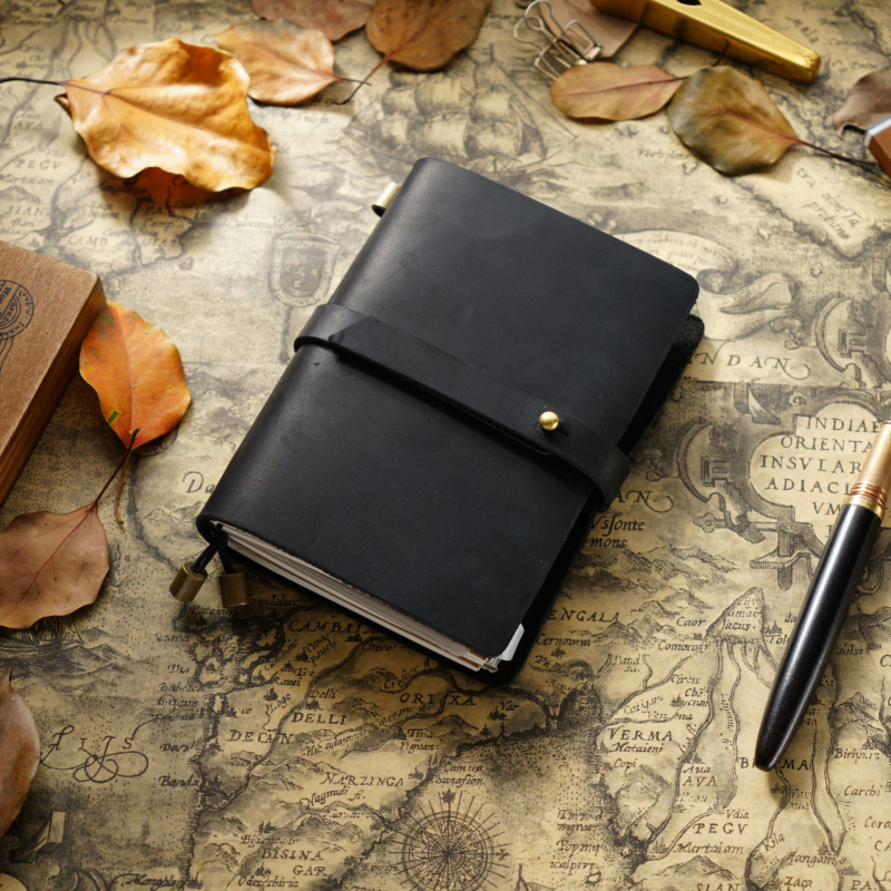 Caiet de notițe cu copertă din piele, legare manuală, hârtie Dawlin/Kraft, 100–200 pagini, 350 g, model Tn104