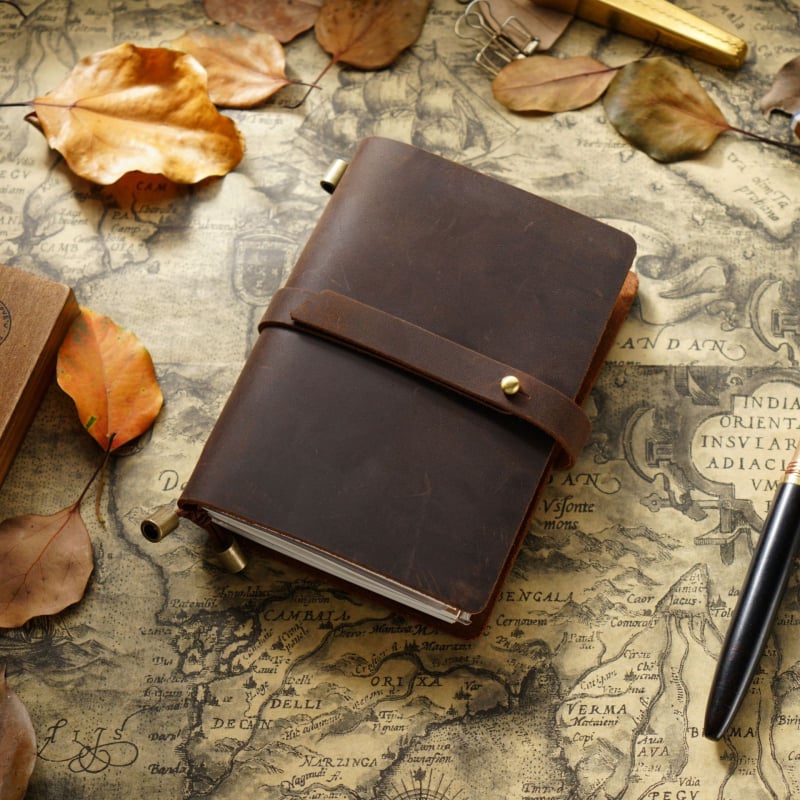 Caiet de notițe cu copertă din piele, legare manuală, hârtie Dawlin/Kraft, 100–200 pagini, 350 g, model Tn104