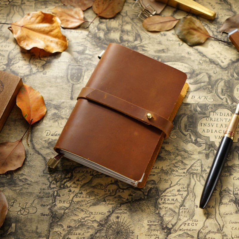 Caiet de notițe cu copertă din piele, legare manuală, hârtie Dawlin/Kraft, 100–200 pagini, 350 g, model Tn104