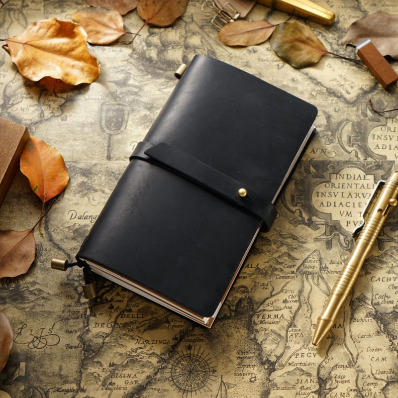 Caiet de notițe cu copertă din piele, legare manuală, hârtie Dawlin/Kraft, 100–200 pagini, 350 g, model Tn104