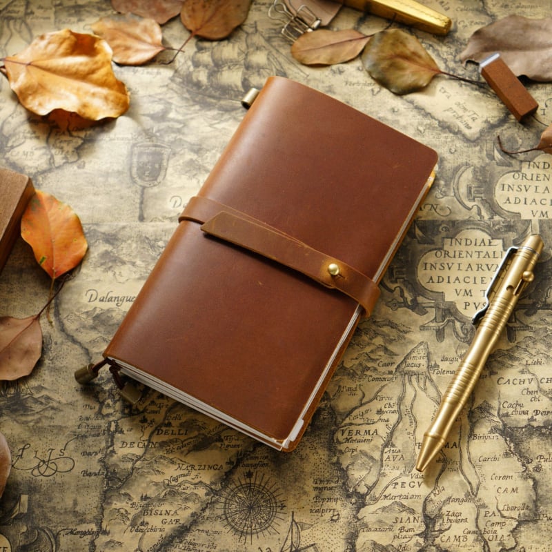 Caiet de notițe cu copertă din piele, legare manuală, hârtie Dawlin/Kraft, 100–200 pagini, 350 g, model Tn104