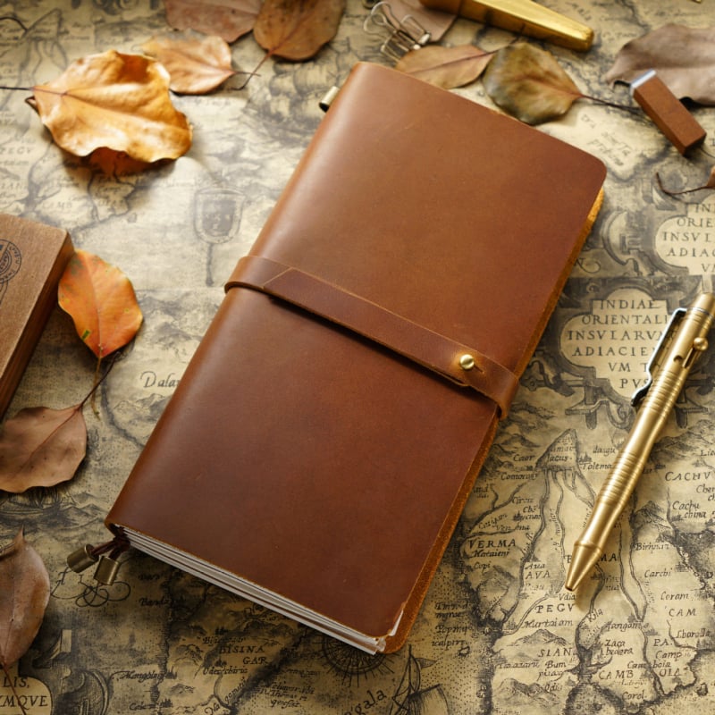 Caiet de notițe cu copertă din piele, legare manuală, hârtie Dawlin/Kraft, 100–200 pagini, 350 g, model Tn104