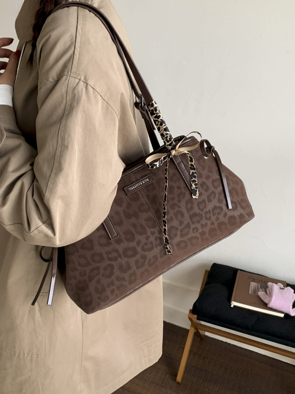 Ženska Boston torbica s leopard uzorkom od velura, horizontalni kvadratni oblik, zatvaranje na zip, unutarnji džep sa zipom