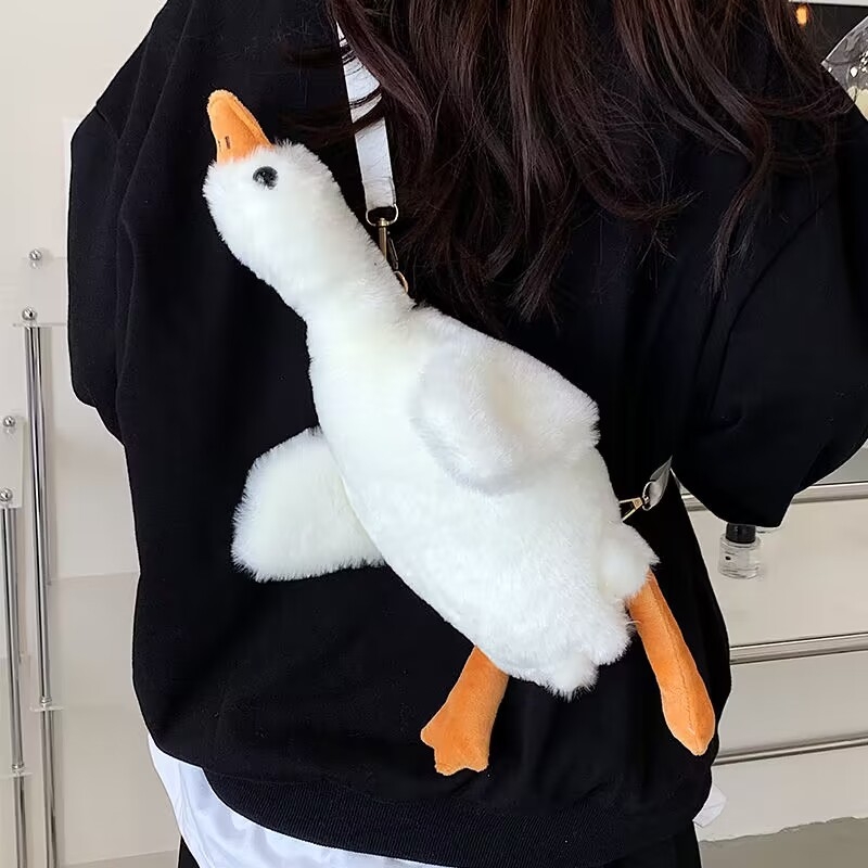 Plush crossbody torba Cloud Pack stilom, okruglog oblika (Materijal: pliš; Otvaranje: kopča; Unutarnja struktura: džep za telefon)