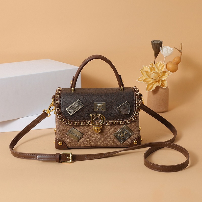 Crossbody torbica od PU, horizontalni kvadratni oblik, otvaranje poklopcem, poliester podstava, unutarnja džep sa zip zatvaračem