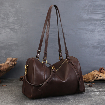 Geantă crossbody în stil stradal, din piele naturală top-grain, siluetă orizontală pătrată, închidere cu fermoar, buzunar intern pentru documente