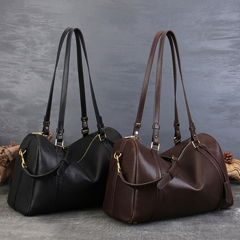 Geantă crossbody în stil stradal, din piele naturală top-grain, siluetă orizontală pătrată, închidere cu fermoar, buzunar intern pentru documente