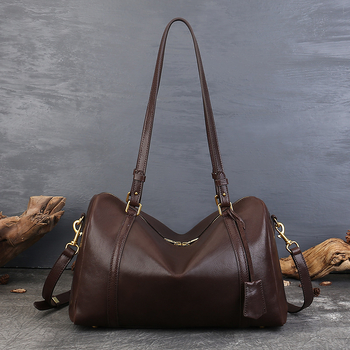 Geantă crossbody în stil stradal, din piele naturală top-grain, siluetă orizontală pătrată, închidere cu fermoar, buzunar intern pentru documente