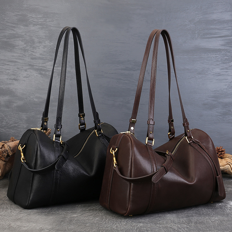 Geantă crossbody în stil stradal, din piele naturală top-grain, siluetă orizontală pătrată, închidere cu fermoar, buzunar intern pentru documente