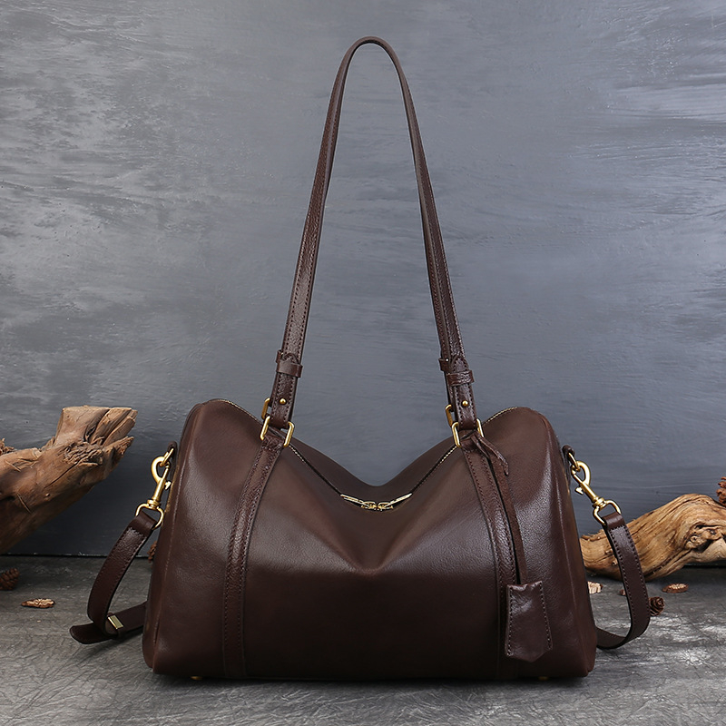 Geantă crossbody în stil stradal, din piele naturală top-grain, siluetă orizontală pătrată, închidere cu fermoar, buzunar intern pentru documente