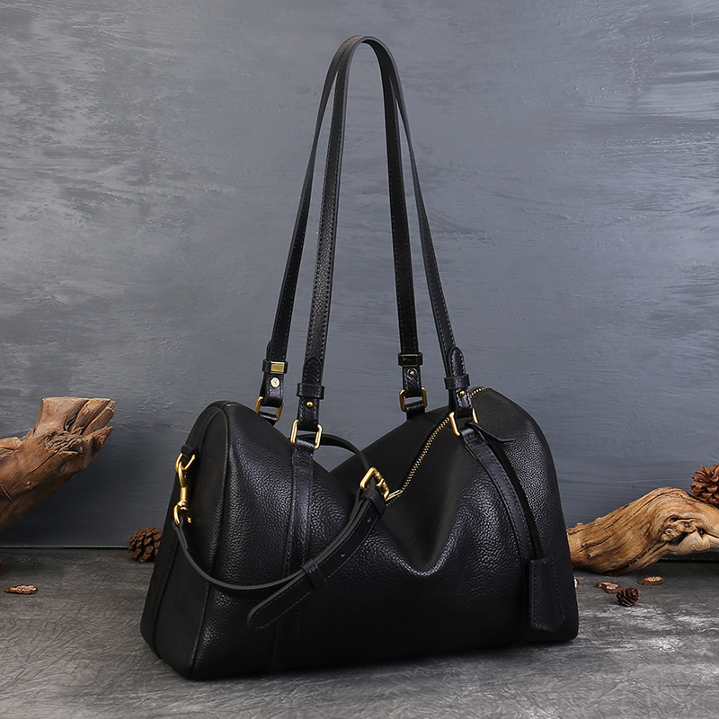 Geantă crossbody în stil stradal, din piele naturală top-grain, siluetă orizontală pătrată, închidere cu fermoar, buzunar intern pentru documente