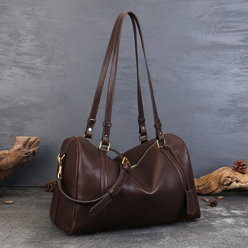 Geantă crossbody în stil stradal, din piele naturală top-grain, siluetă orizontală pătrată, închidere cu fermoar, buzunar intern pentru documente