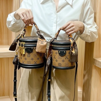 Torba bucket od prave kože s kontrastnim printom, zatvaranje na zip, podstava od poliestera, okrugli strukturirani oblik, jedan remen