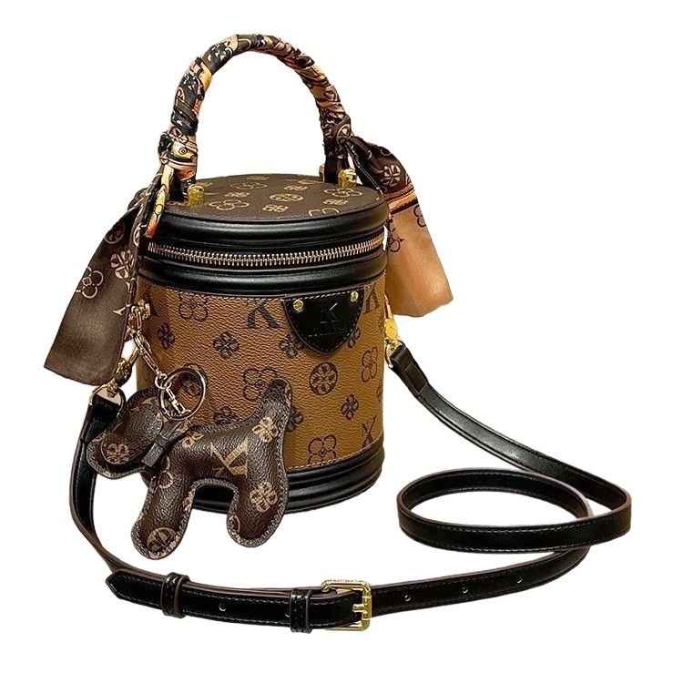 Torba bucket od prave kože s kontrastnim printom, zatvaranje na zip, podstava od poliestera, okrugli strukturirani oblik, jedan remen
