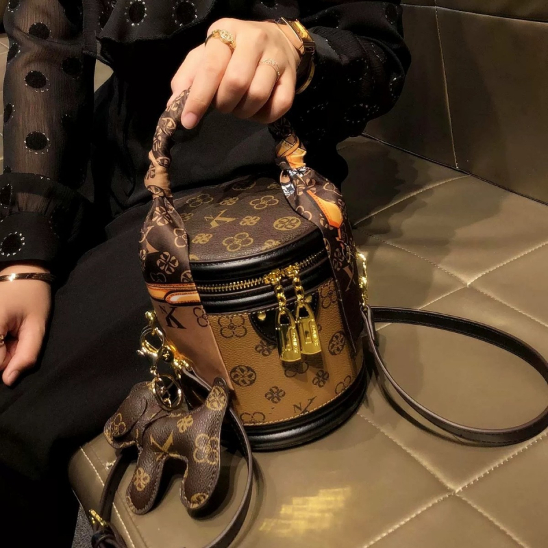 Torba bucket od prave kože s kontrastnim printom, zatvaranje na zip, podstava od poliestera, okrugli strukturirani oblik, jedan remen