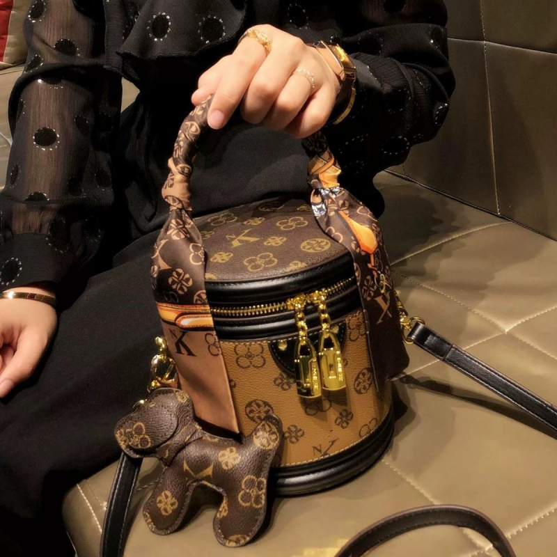 Torba bucket od prave kože s kontrastnim printom, zatvaranje na zip, podstava od poliestera, okrugli strukturirani oblik, jedan remen