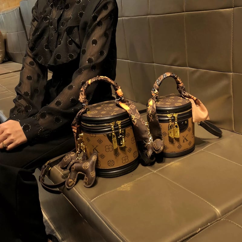 Torba bucket od prave kože s kontrastnim printom, zatvaranje na zip, podstava od poliestera, okrugli strukturirani oblik, jedan remen